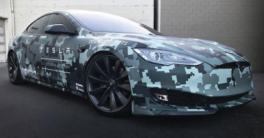 Tesla Model S หุ้มสติกเกอร์ลายพราง 8-Bit รำลึกวันทหารผ่านศึก