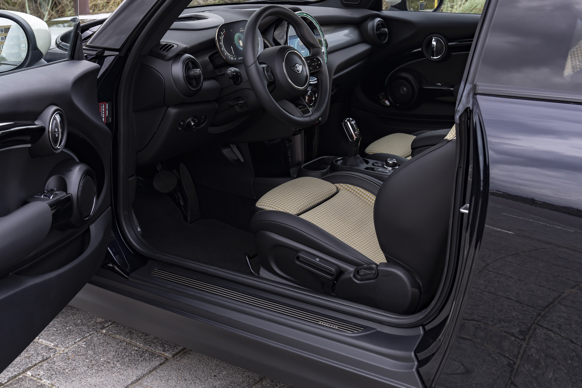 Mini Hatch 3 Door Cooper S Resolute Edition มินิ แฮทช์ 3 ประตู ปี 2023 : ภาพที่ 5