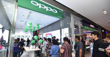 OPPO F9 เปิดขายวันแรกแล้วที่ OPPO Brand Shop คนแห่รับเครื่องเพียบหลังทุบสถิติยอดจองสูงสุดเป็นประวัติการณ์