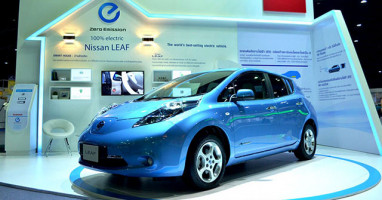 Nissan ผู้นำเทคโนโลยีไร้มลพิษ โชว์รถยนต์ไฟฟ้า "นิสสัน ลีฟ" ในงาน Thailand Industry Expo 2015