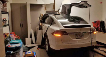 ดาราดังแดนกิมจิฟ้อง Tesla หลัง Model X เร่งเครื่องเองพุ่งชนกำแพงบ้าน