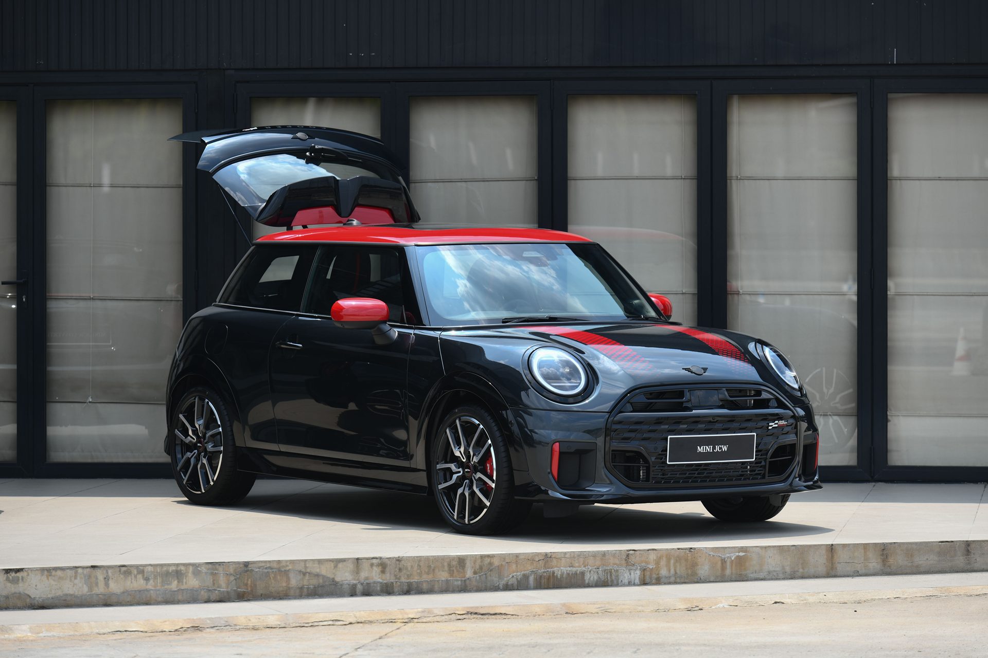 Mini John Cooper Works 3-Door Hatch มินิ จอห์น คูเปอร์ เวิร์กส์ ปี 2025 : ภาพที่ 3