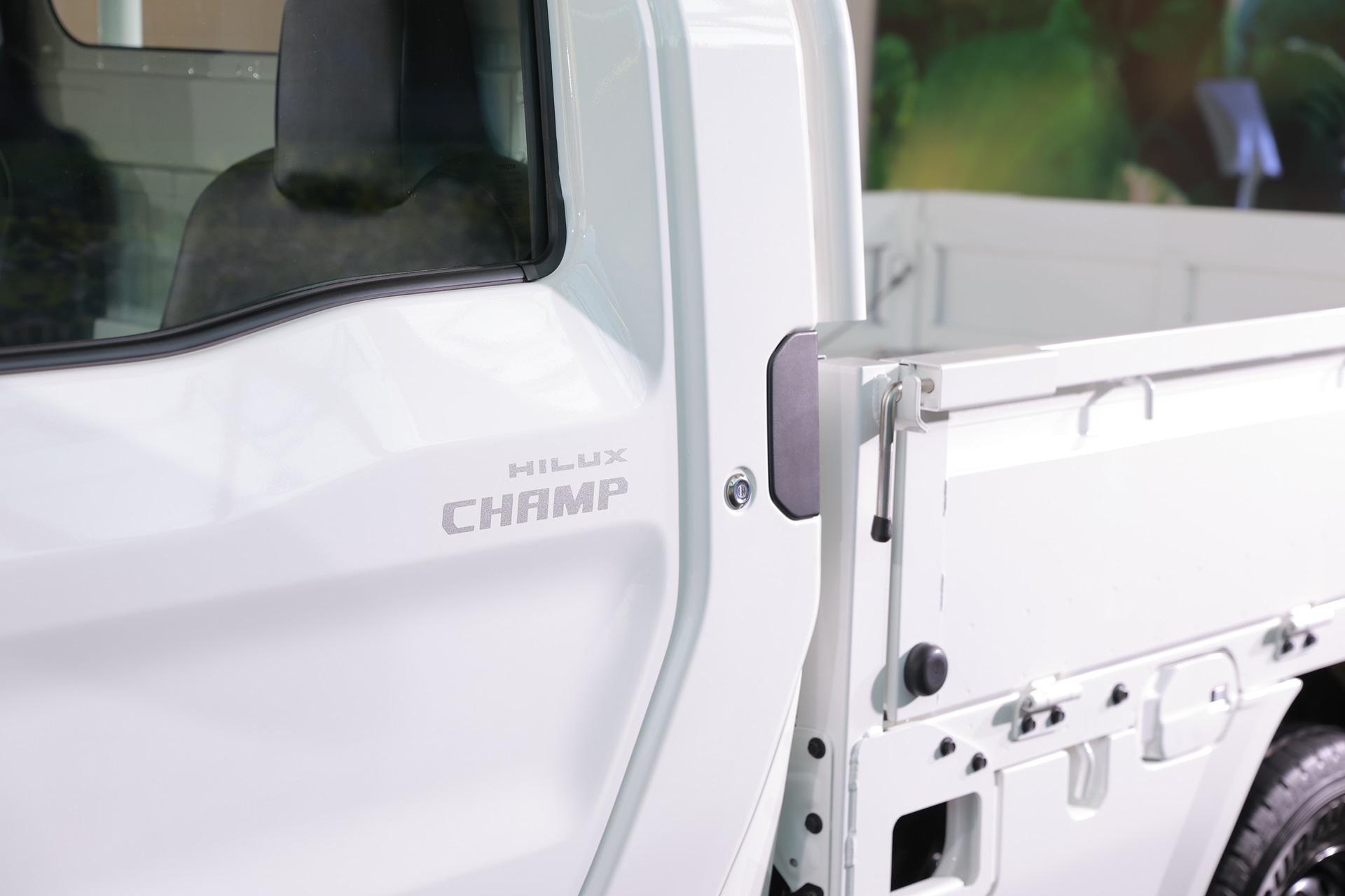 Toyota Hiliux Champ 2.4 Diesel AT SWB Attractive Package โตโยต้า ปี 2025 : ภาพที่ 9