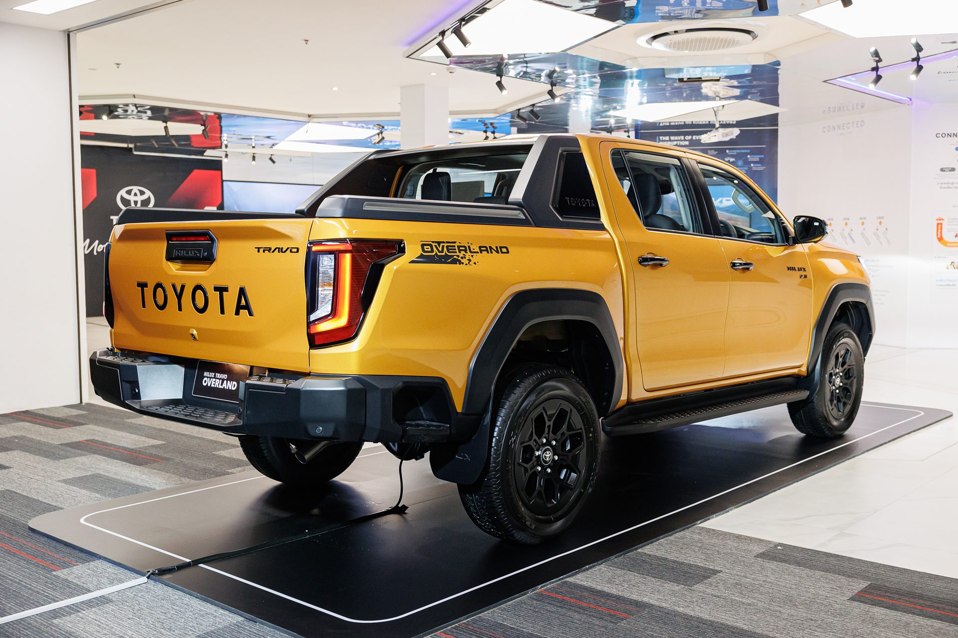 Toyota Hilux Travo Double Cab 4TREX 2.8 Overland AT โตโยต้า ไฮลักซ์ ทราโว ปี 2025 : ภาพที่ 2