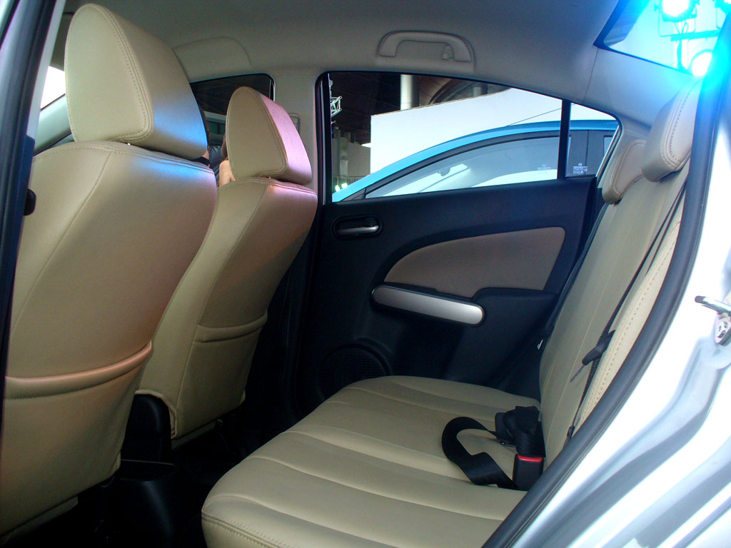 Mazda 2 Elegance Groove AT มาสด้า ปี 2012 : ภาพที่ 7