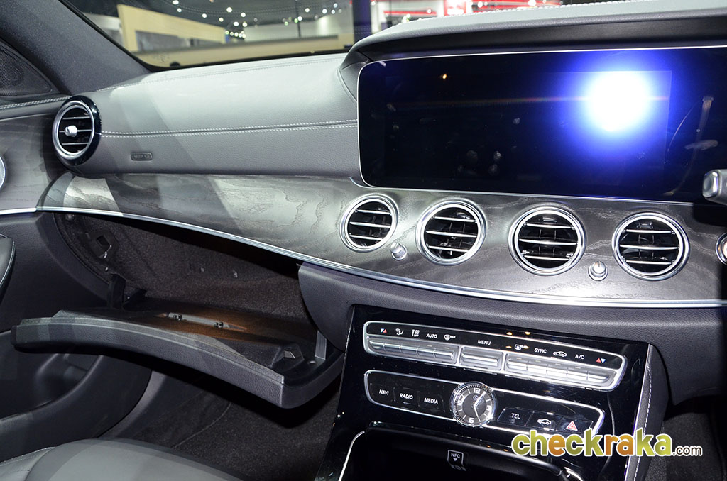 Mercedes-benz E-Class E 220 D AMG Dynamic เมอร์เซเดส-เบนซ์ อี-คลาส ปี 2016 : ภาพที่ 11