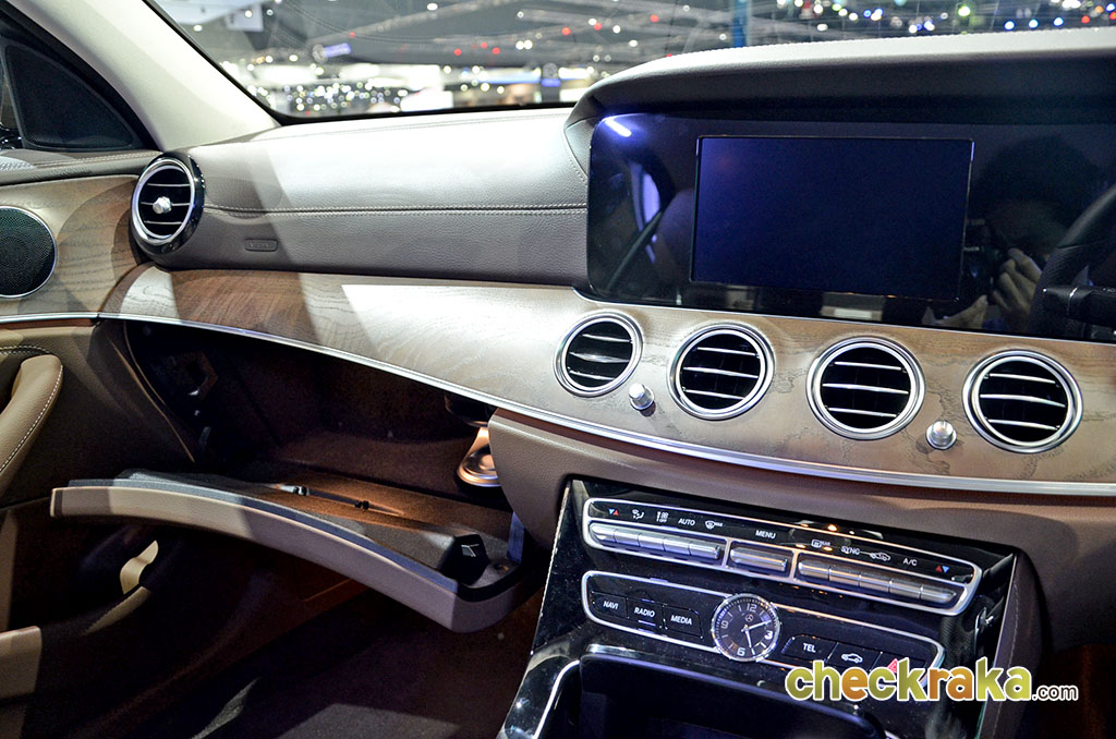 Mercedes-benz E-Class E 220 D Exclusive เมอร์เซเดส-เบนซ์ อี-คลาส ปี 2016 : ภาพที่ 15