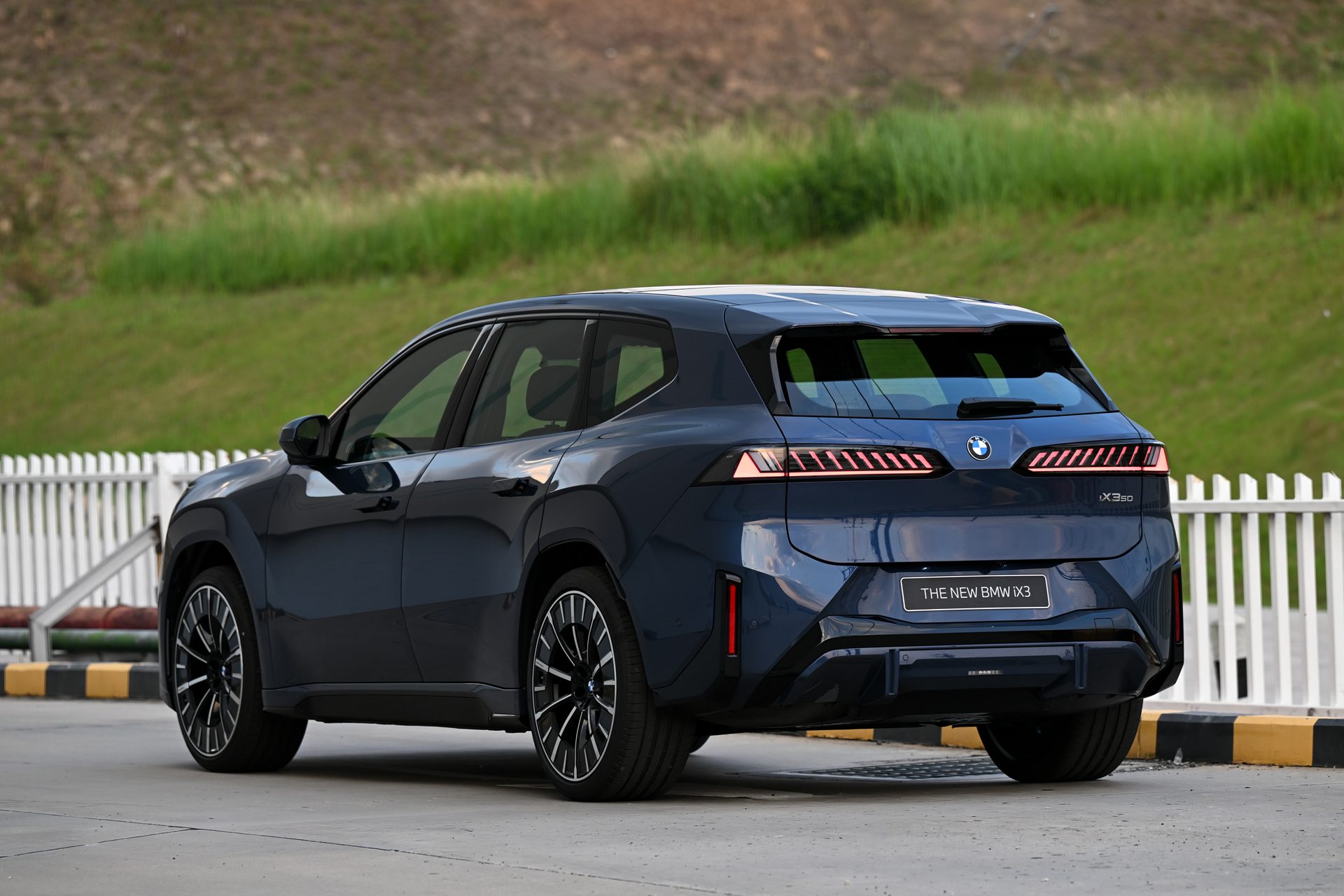 BMW i iX3 50 xDrive M Sport บีเอ็มดับเบิลยู ปี 2026 : ภาพที่ 3