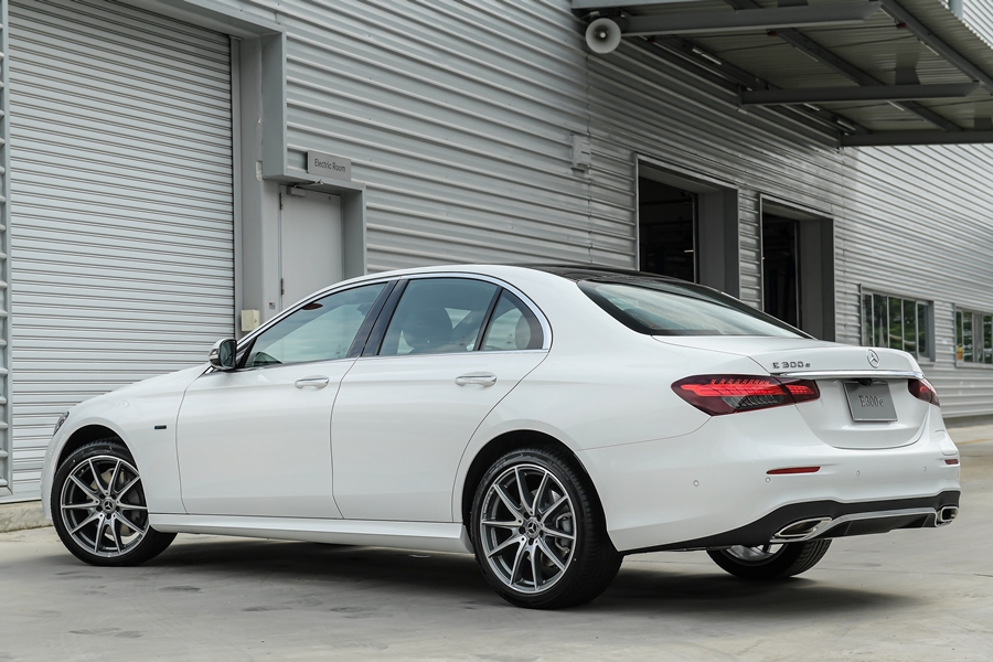 Mercedes-benz E-Class E 300 e AMG Dynamic เมอร์เซเดส-เบนซ์ อี-คลาส ปี 2021 : ภาพที่ 2