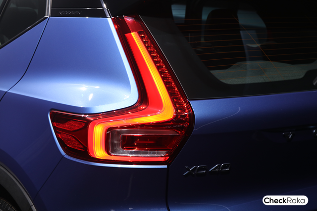 Volvo XC40 T4 Momentum with White Roof วอลโว่ XC40 ปี 2018 : ภาพที่ 4