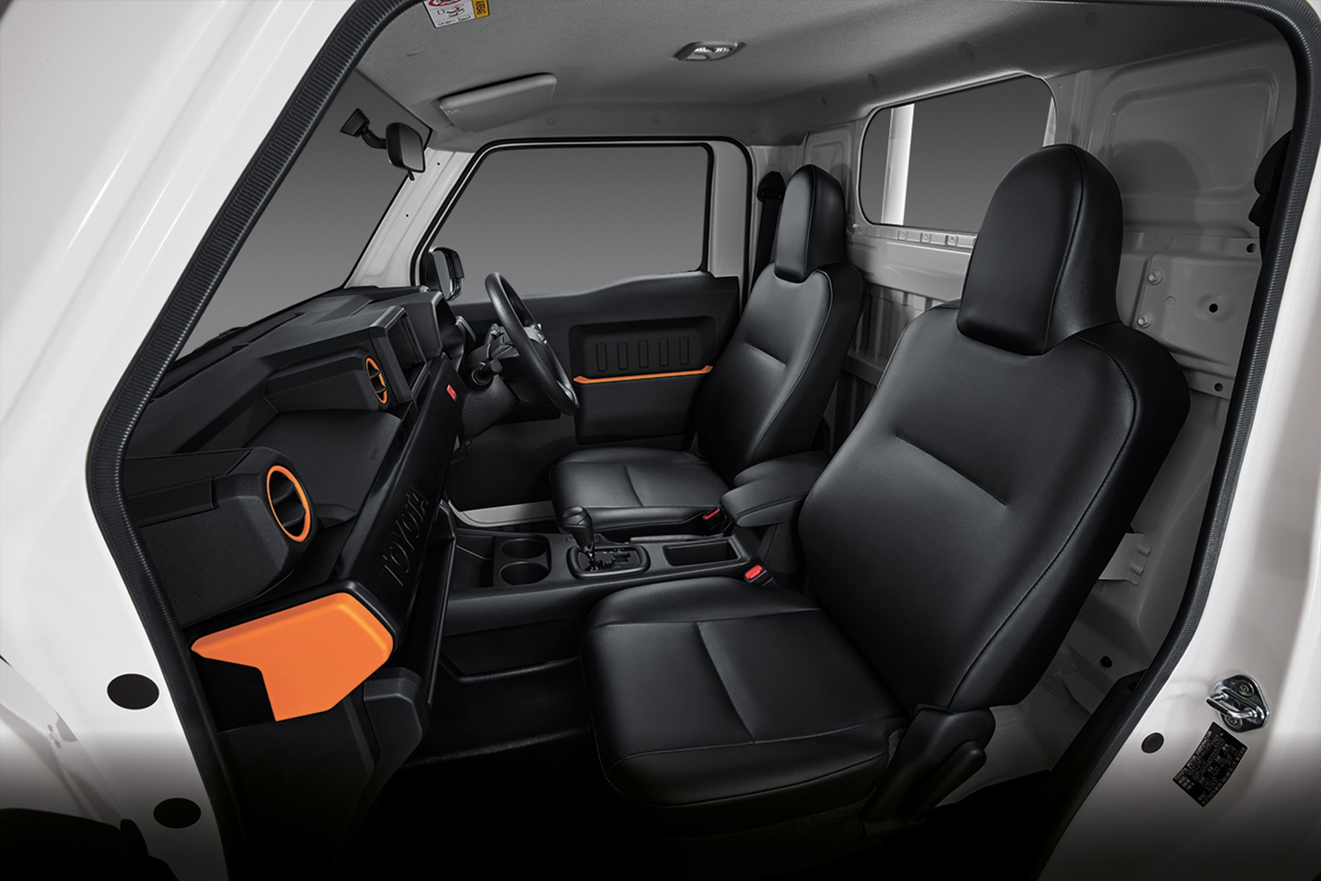 Toyota Hiliux Champ 2.4 Diesel AT C&C SWB โตโยต้า ปี 2025 : ภาพที่ 2