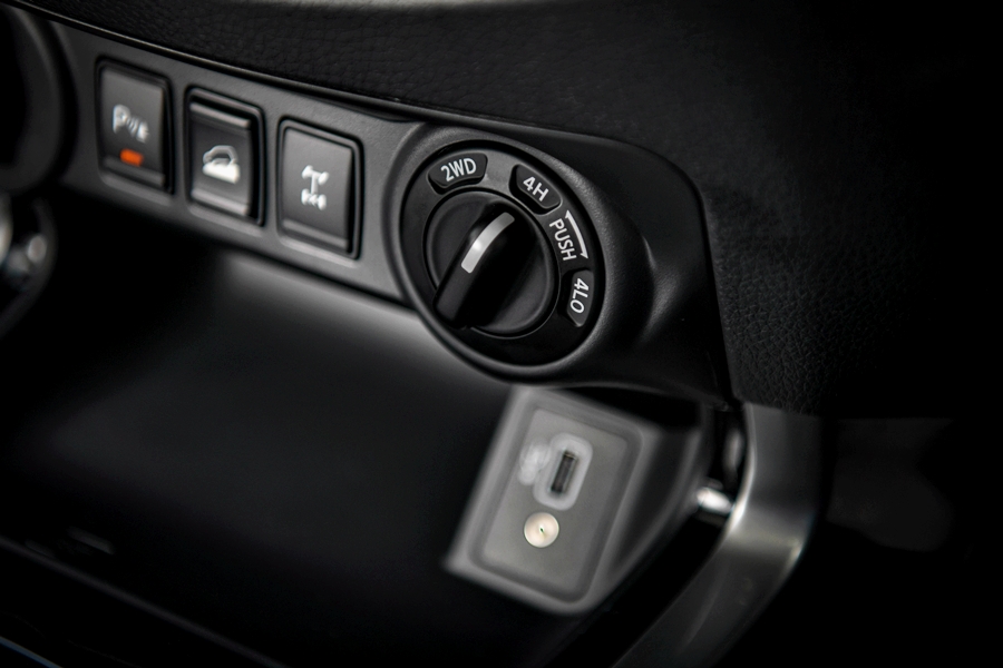 Nissan Navara Double Cab Calibre E 6MT นิสสัน นาวาร่า ปี 2024 : ภาพที่ 16