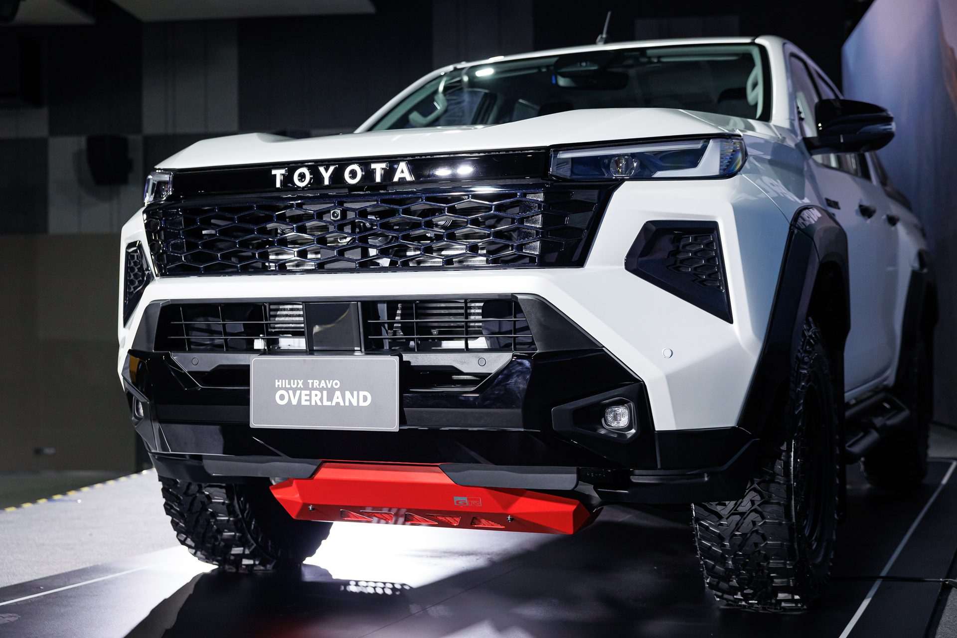 Toyota Hilux Travo Double Cab Prerunner 2.8 Overland AT โตโยต้า ไฮลักซ์ ทราโว ปี 2025 : ภาพที่ 2