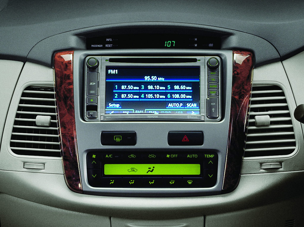 Toyota Innova 2.0 E M/T โตโยต้า อินโนว่า ปี 2011 : ภาพที่ 8