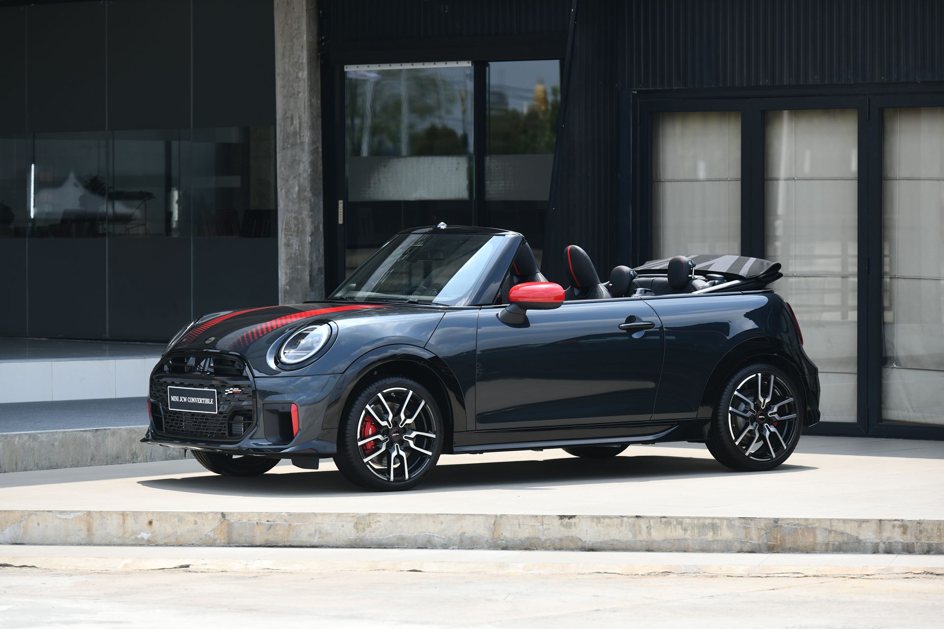Mini John Cooper Works Convertible มินิ จอห์น คูเปอร์ เวิร์กส์ ปี 2025 : ภาพที่ 1