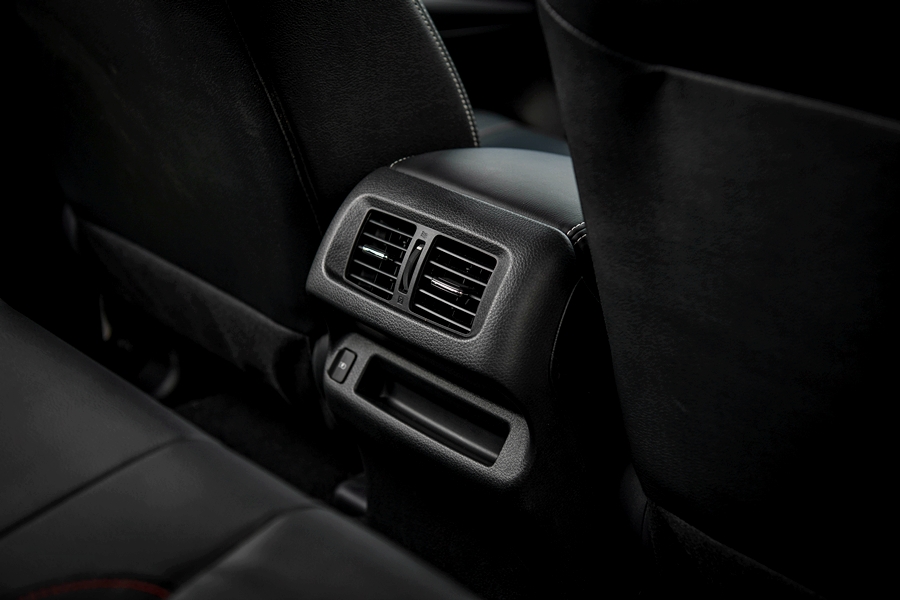 Nissan Navara Double Cab Calibre E 6MT นิสสัน นาวาร่า ปี 2024 : ภาพที่ 13