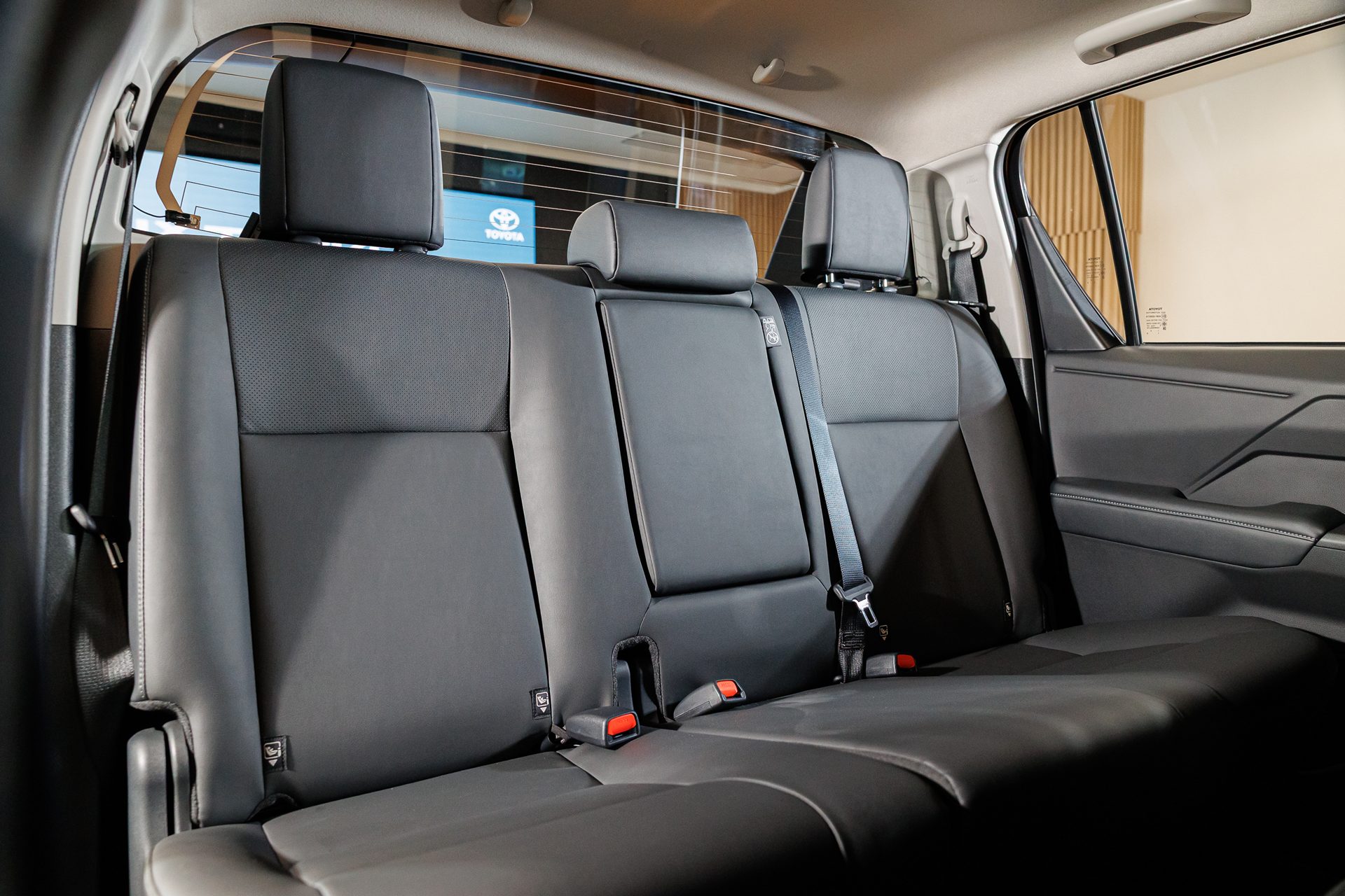 Toyota Hilux Travo Double Cab 4TREX 2.8 Overland Plus AT โตโยต้า ไฮลักซ์ ทราโว ปี 2025 : ภาพที่ 11