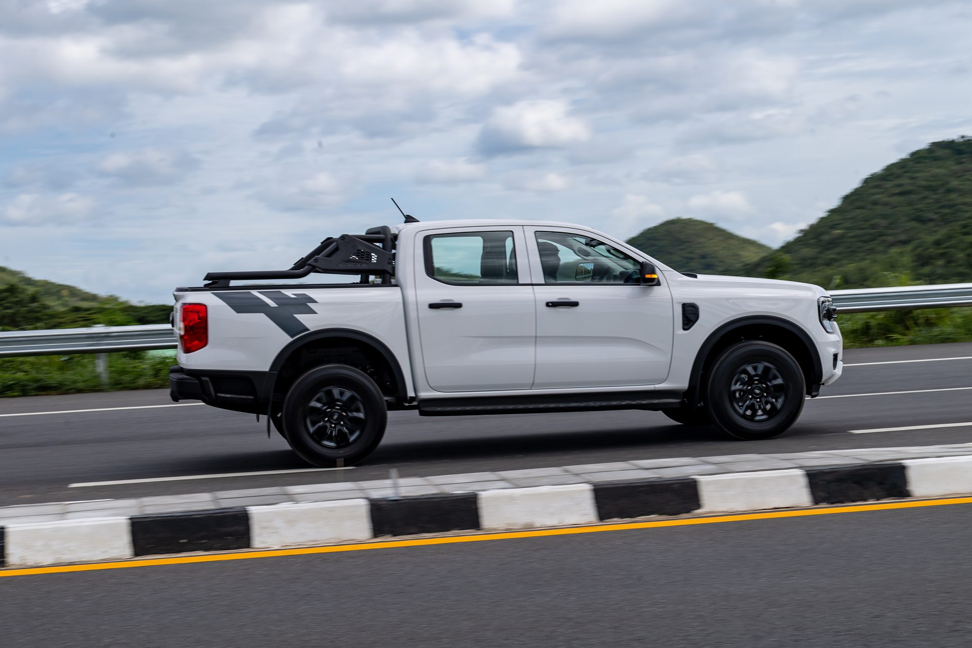 Ford Ranger Double Cab XLS Extra Pack 2.0L Turbo HR 6AT ฟอร์ด เรนเจอร์ ปี 2025 : ภาพที่ 9