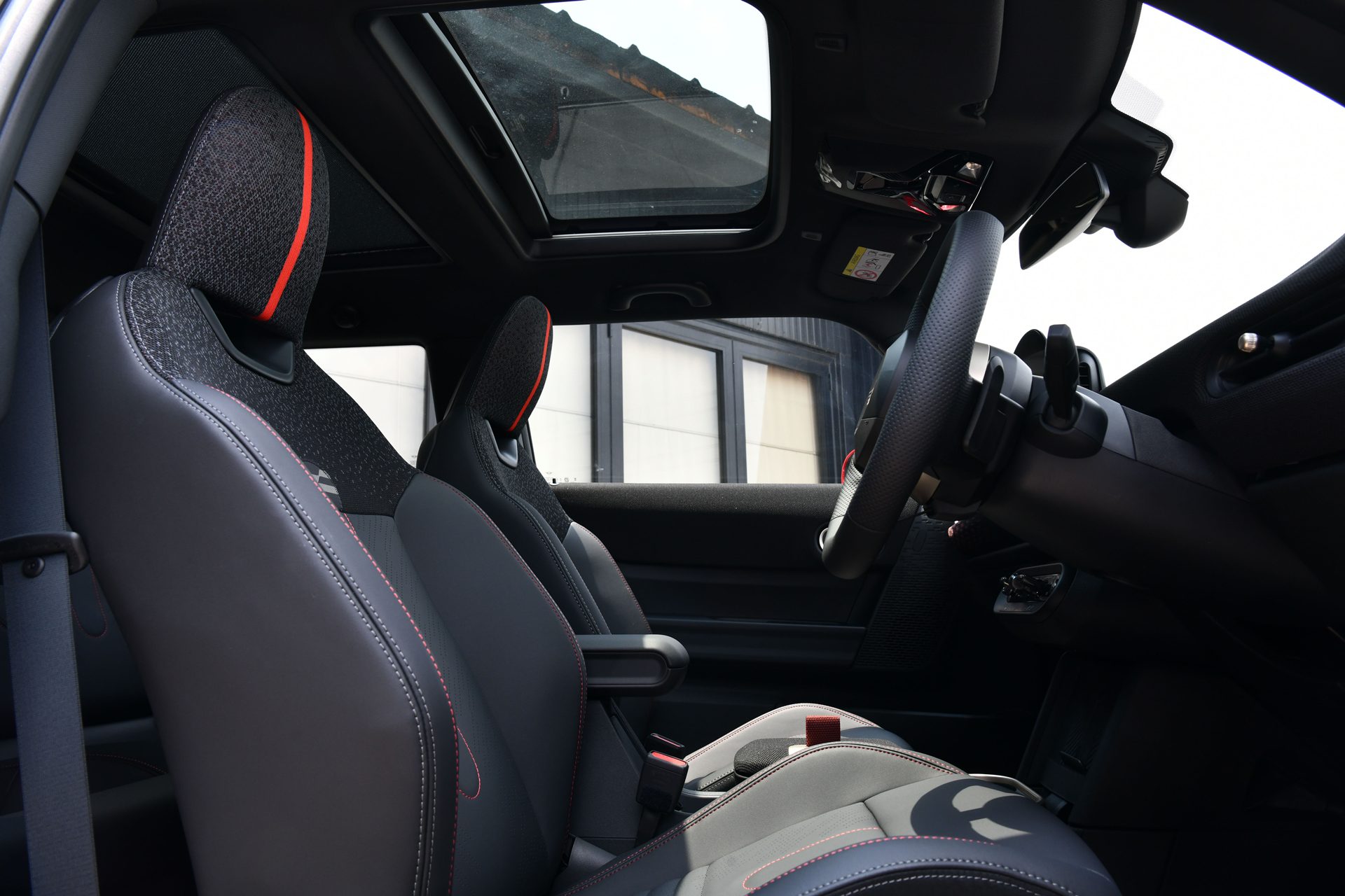 Mini John Cooper Works 3-Door Hatch มินิ จอห์น คูเปอร์ เวิร์กส์ ปี 2025 : ภาพที่ 6