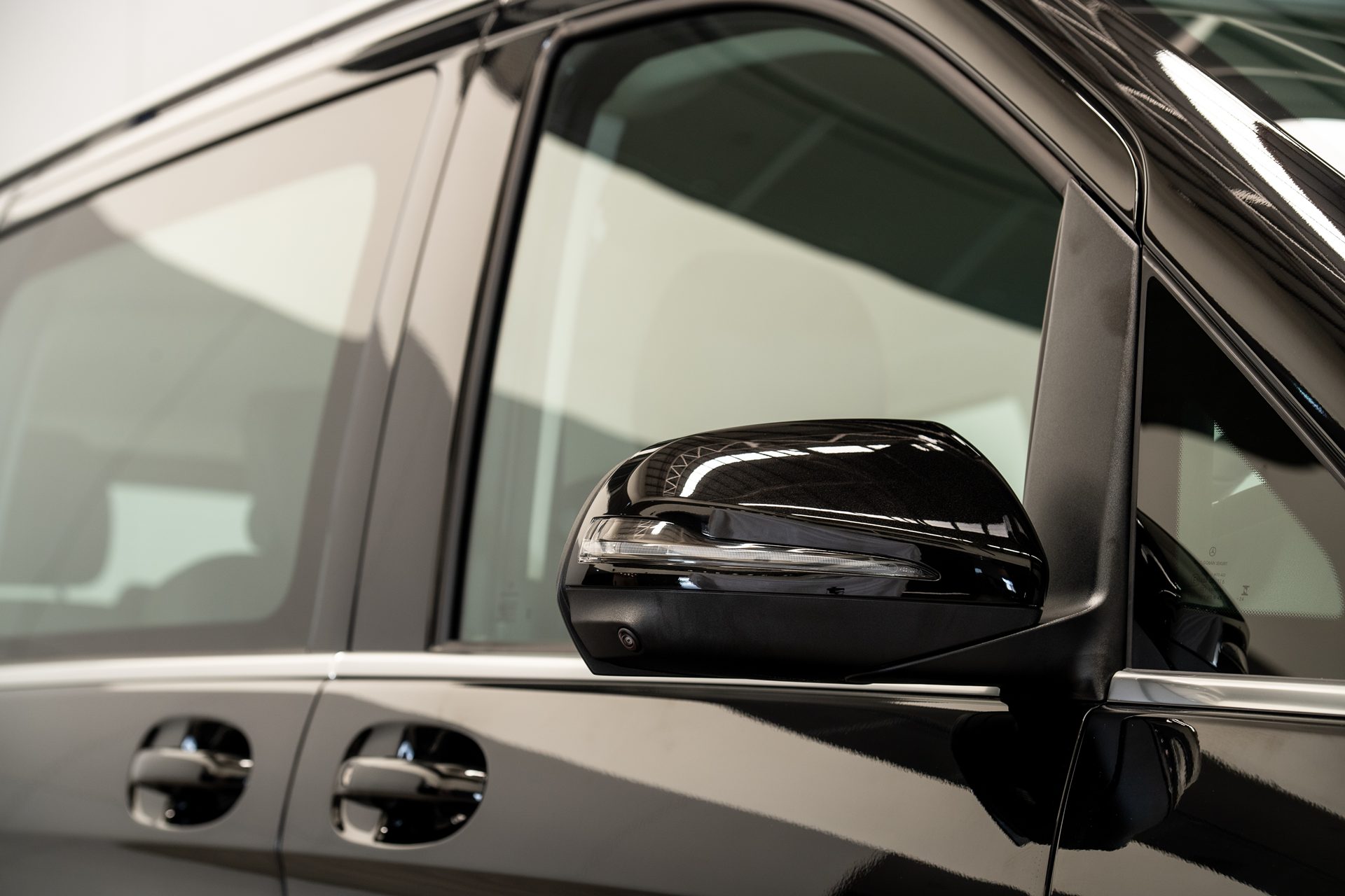 Mercedes-benz V-Class V 300 d Exclusive เมอร์เซเดส-เบนซ์ วี-คลาส ปี 2024 : ภาพที่ 3