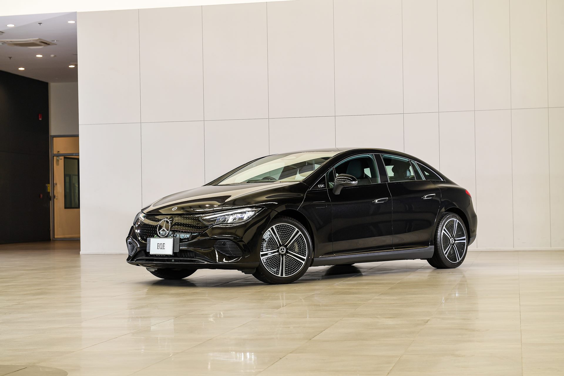 Mercedes-benz EQ EQE 300 เมอร์เซเดส-เบนซ์ ปี 2024 : ภาพที่ 1