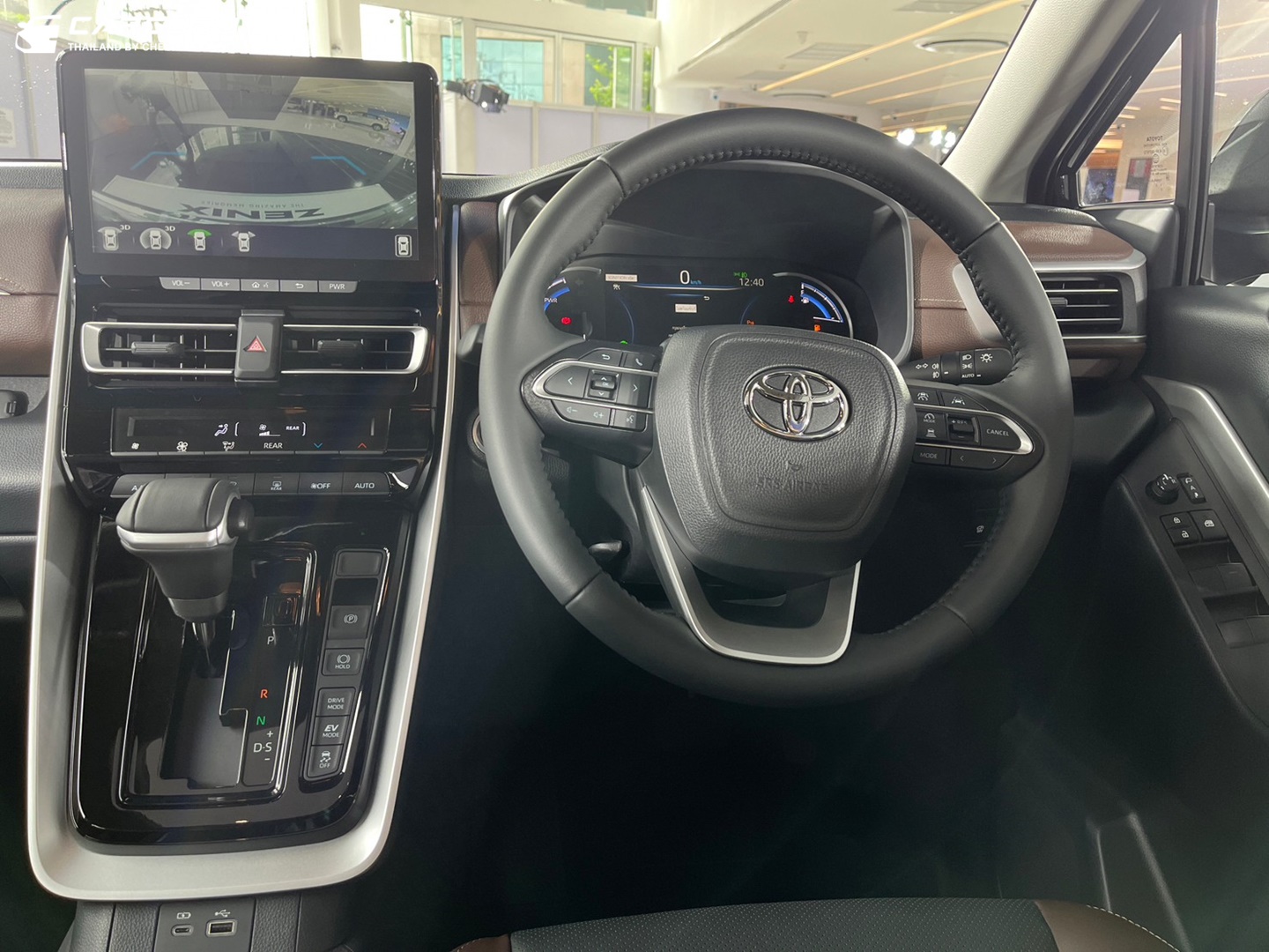 Toyota Innova Zenix 2.0 HEV Premium โตโยต้า อินโนว่า ปี 2023 : ภาพที่ 12