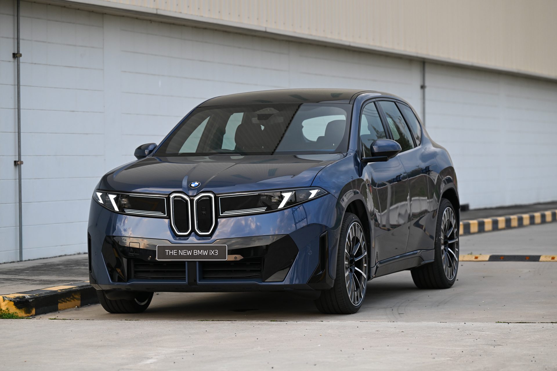 BMW i iX3 50 xDrive M Sport บีเอ็มดับเบิลยู ปี 2026 : ภาพที่ 1