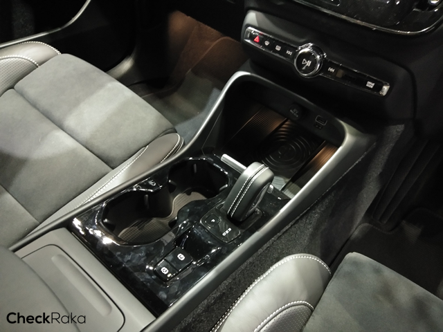 Volvo XC40 T4 Momentum with White Roof วอลโว่ XC40 ปี 2018 : ภาพที่ 17