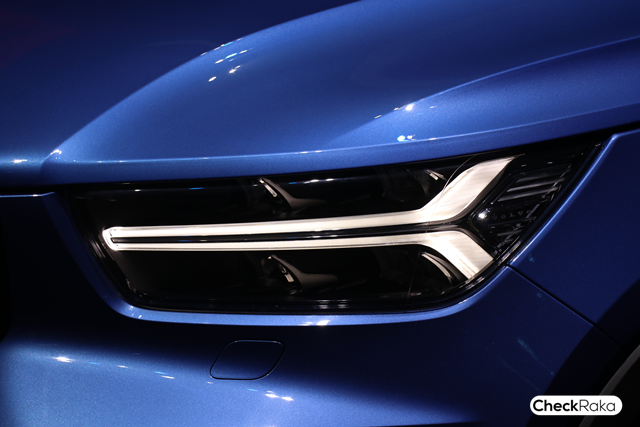 Volvo XC40 T4 Momentum with White Roof วอลโว่ XC40 ปี 2018 : ภาพที่ 2