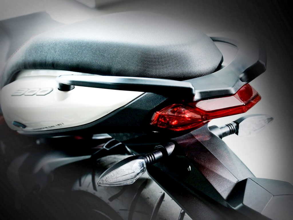 Benelli TNT 300S เบเนลลี ทีเอ็นที ปี 2014 : ภาพที่ 8