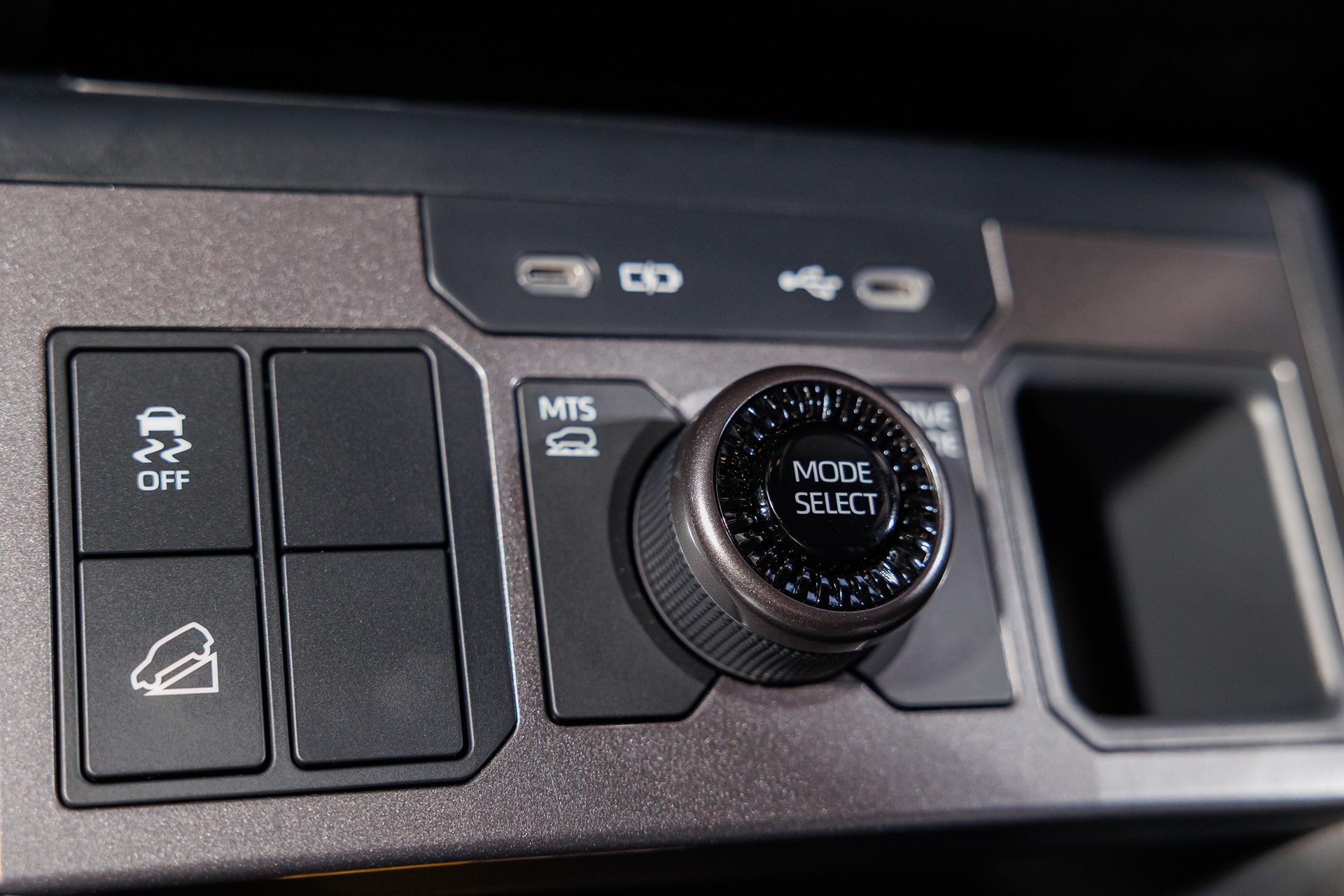 Toyota Hilux Travo -e Double Cab 4TREX โตโยต้า ไฮลักซ์ ทราโว ปี 2025 : ภาพที่ 12