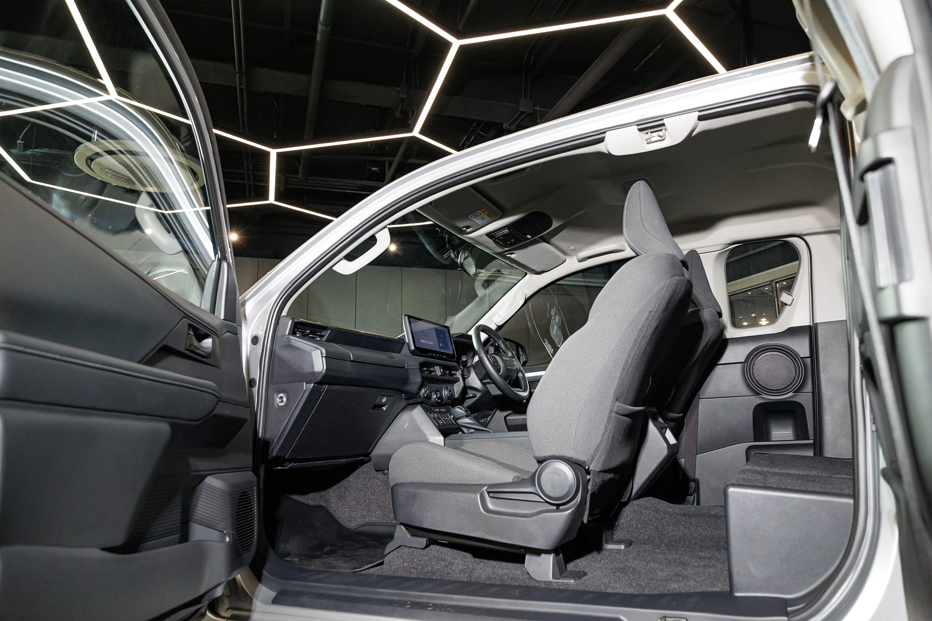 Toyota Hilux Travo Smart Cab 4TREX 2.8 Premium MT โตโยต้า ไฮลักซ์ ทราโว ปี 2025 : ภาพที่ 8