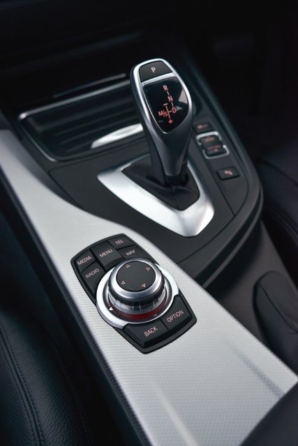 BMW Series 3 320d Touring M Sport บีเอ็มดับเบิลยู ซีรีส์3 ปี 2012 : ภาพที่ 6