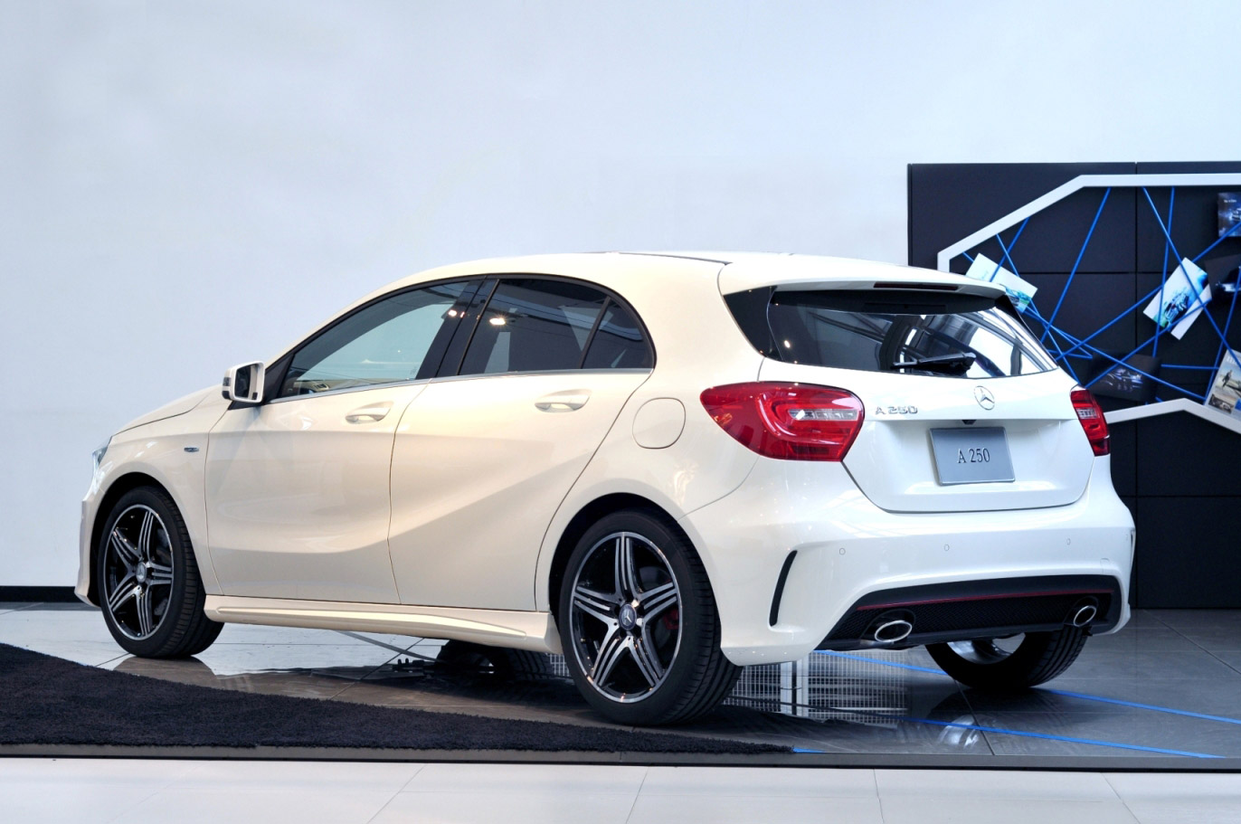 Mercedes-benz A-Class A 250 AMG Sport เมอร์เซเดส-เบนซ์ เอ-คลาส ปี 2012 : ภาพที่ 2