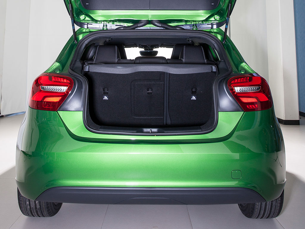 Mercedes-benz A-Class A 180 Urban เมอร์เซเดส-เบนซ์ เอ-คลาส ปี 2015 : ภาพที่ 4