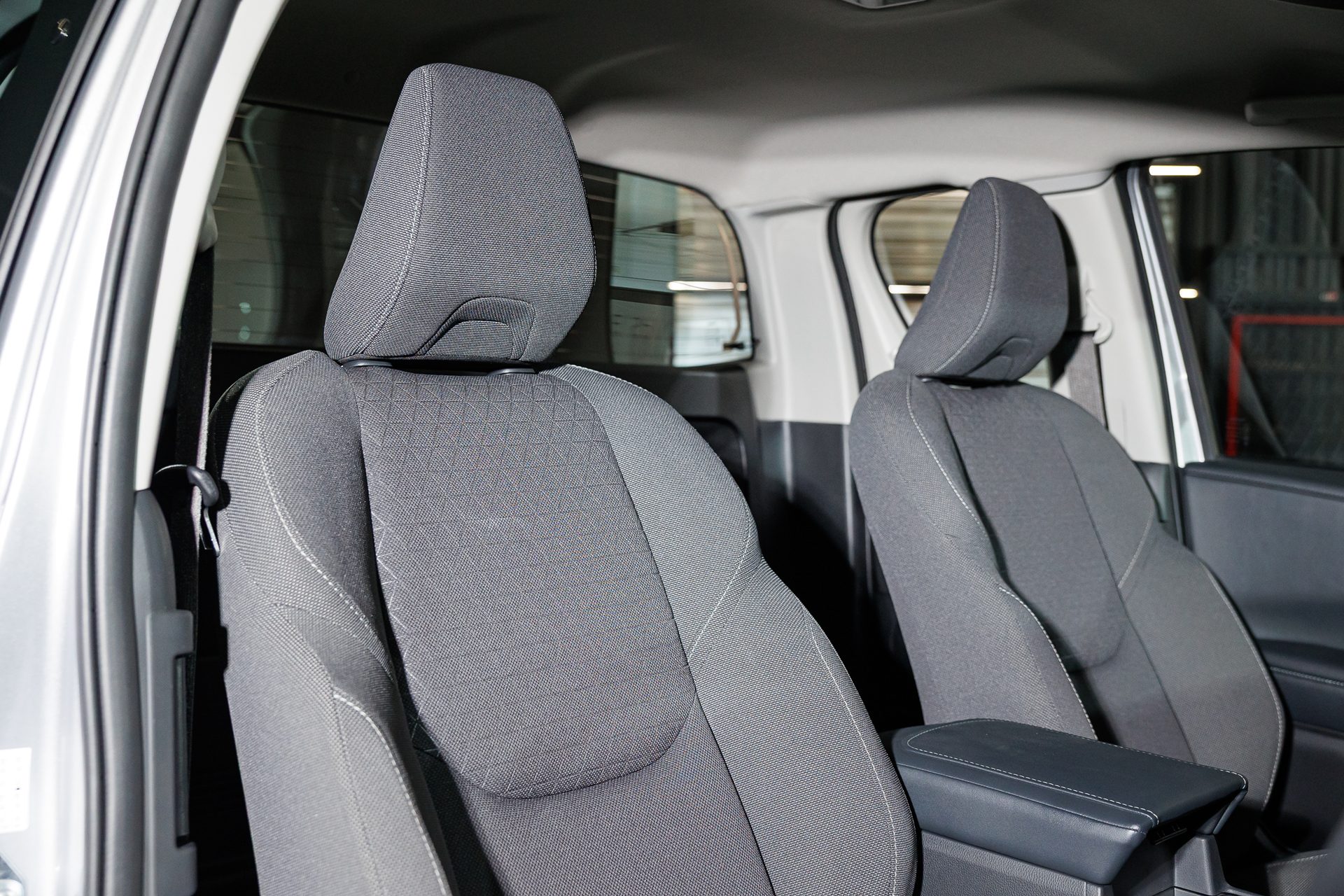 Toyota Hilux Travo Smart Cab 4TREX 2.8 Premium AT โตโยต้า ไฮลักซ์ ทราโว ปี 2025 : ภาพที่ 9