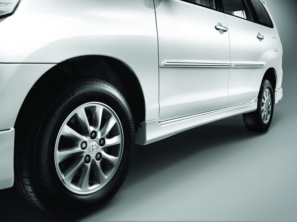 Toyota Innova 2.0 E M/T โตโยต้า อินโนว่า ปี 2011 : ภาพที่ 4