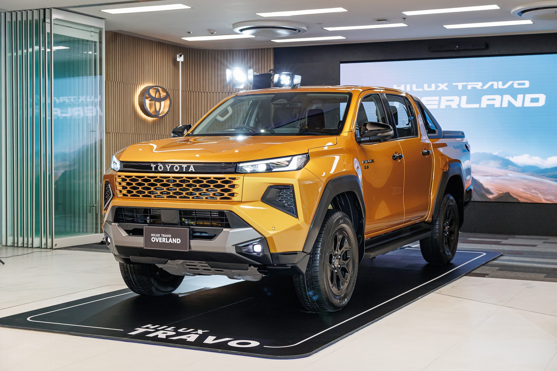 Toyota Hilux Travo Double Cab 4TREX 2.8 Overland AT โตโยต้า ไฮลักซ์ ทราโว ปี 2025 : ภาพที่ 1