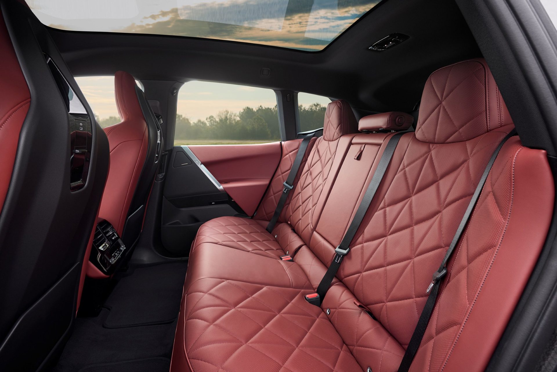 BMW i iX xDrive45 M Sport บีเอ็มดับเบิลยู ปี 2025 : ภาพที่ 8